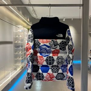 The North Face Provides warmth and protection for outdoor use in winter, excelle